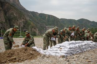 莱万全场数据：5次射门0次射正，错失3次良机，获评6.0分最低